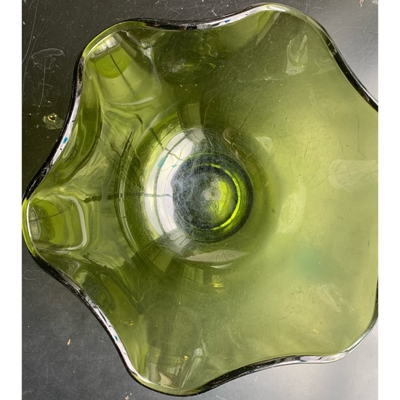 Vintage : green avocado glass bowl w crimped edge - Picture 5 of 10